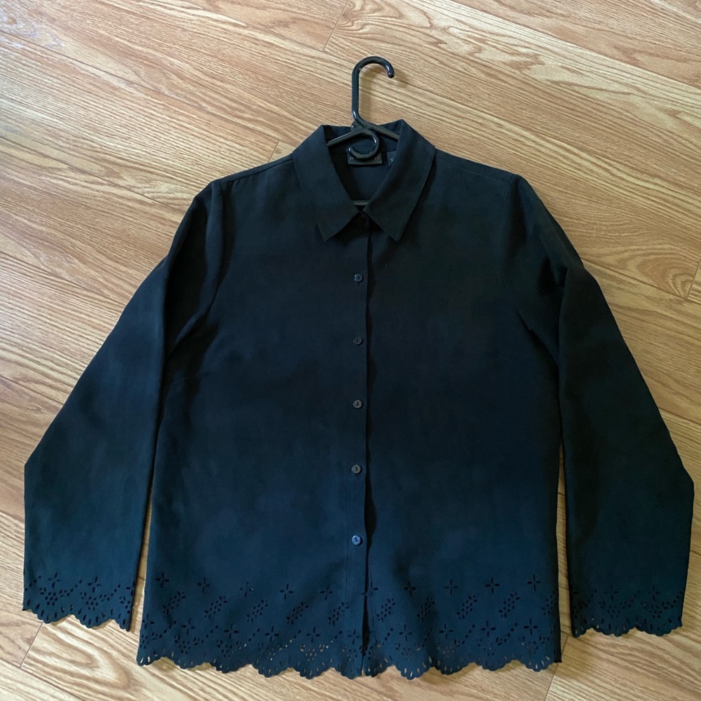 LAST CHANCE… Donating..Ladies Relativity Brand 6 button down light weight jacket